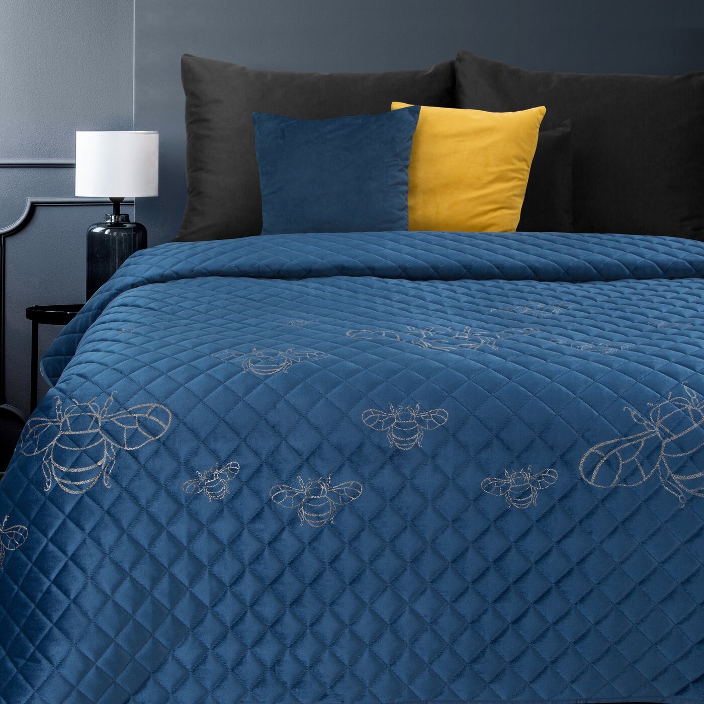 STELA velvet bedspread with bee motif