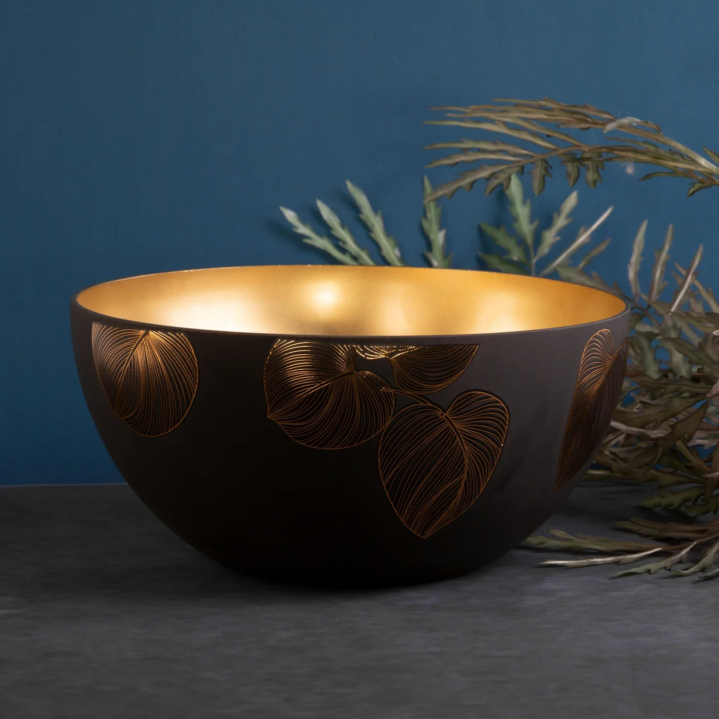 LIMITED COLLECTION VICTORIA decorative bowl with gold leaf motif