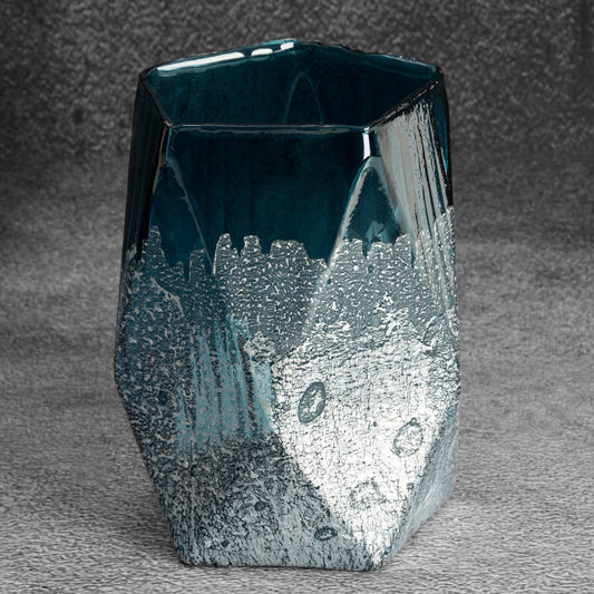 Eine handgefertigte Vase aus getöntem Kunstglas mit asymmetrischer Form