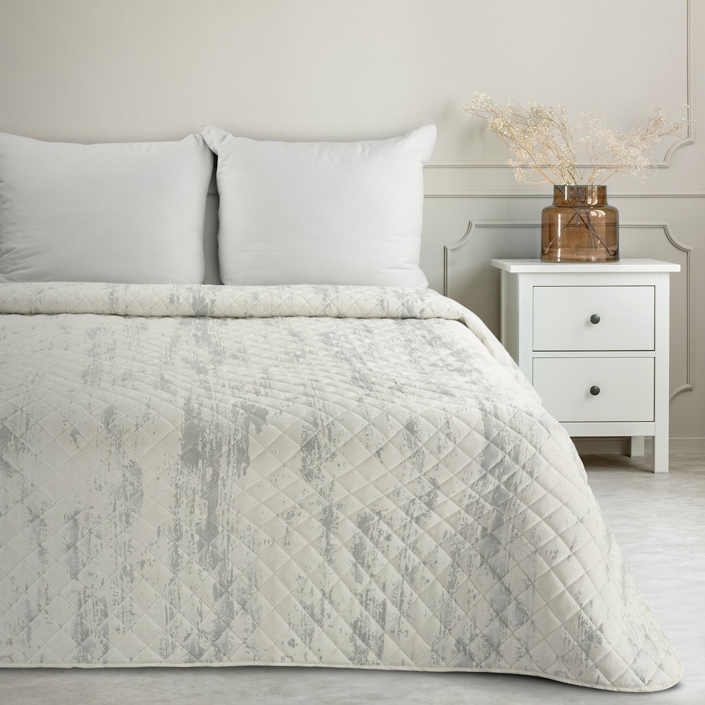 Velvet bedspread with shiny fabric pattern