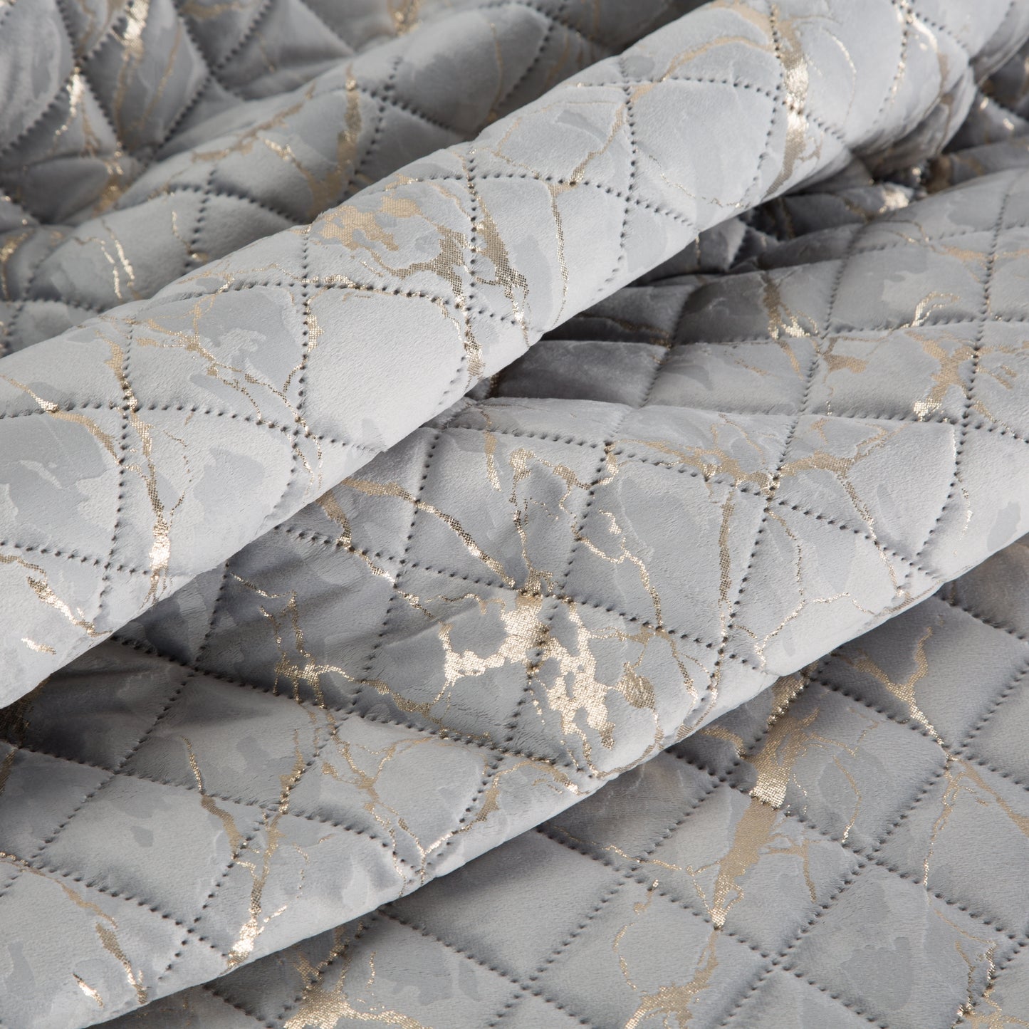 Velvet bedspread with shiny marble pattern